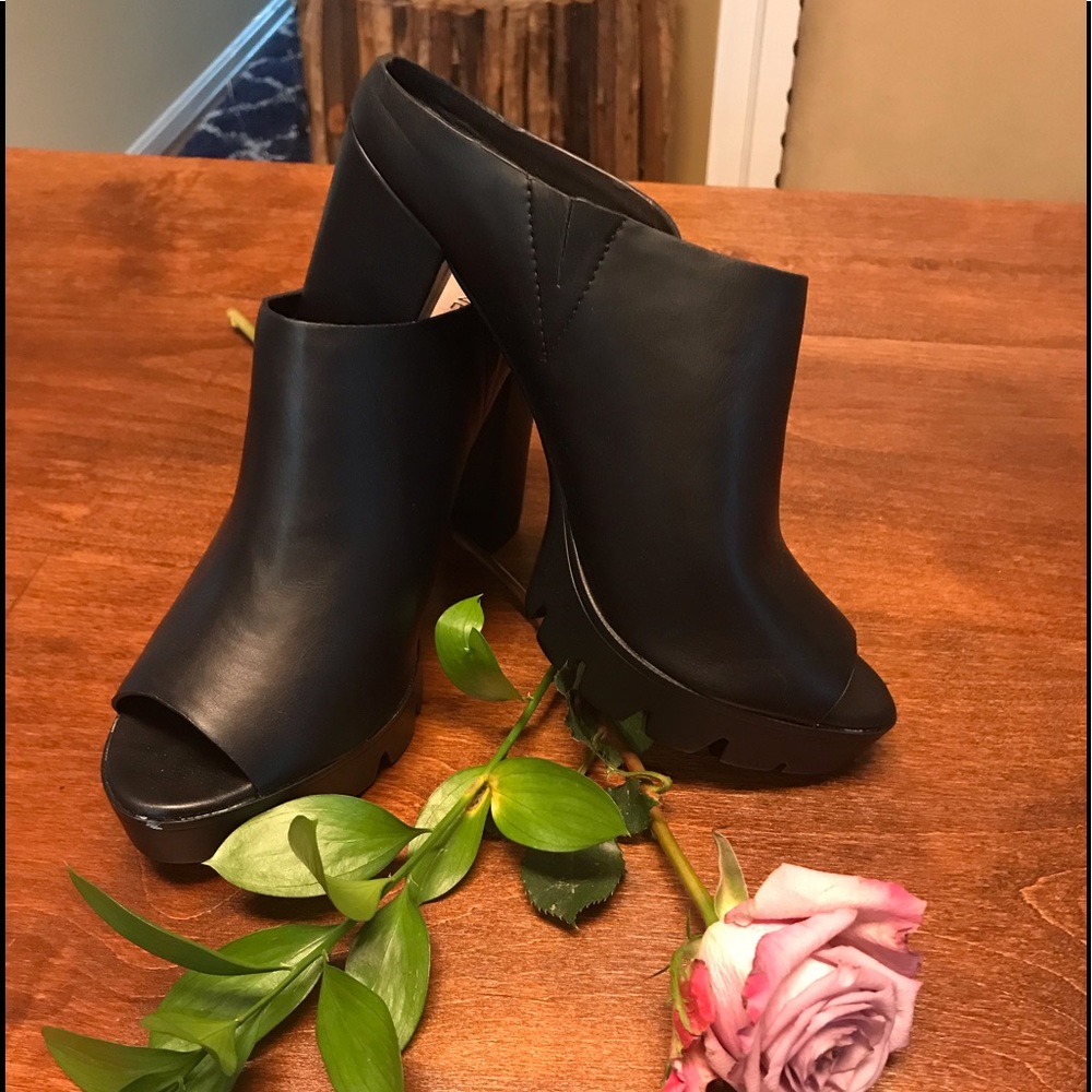 Nine West Black Open Toe Mule 9.5